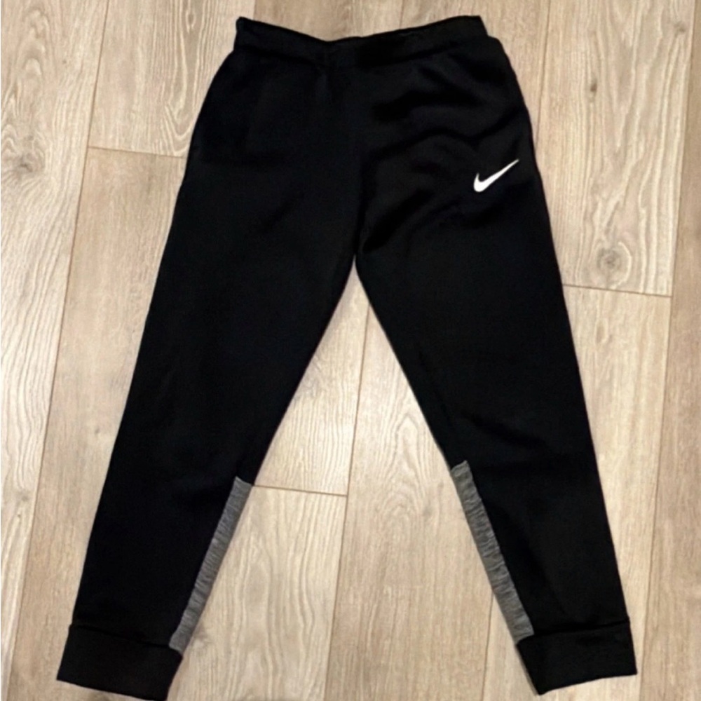 Nike Sportswear Older Kids' (Boys') Tapered Training Pants.